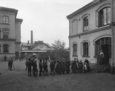 Handikappade barn med kryckor och proteser på sjukhusgården. Eugeniahemmet, Solna.