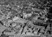 Flygfoto över Falun. Stadsbebyggelse och Kristine kyrka 1956.