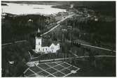 Skinnskatteberg sn, Skinnskattebergs kn.
Flygfoto över Skinnskattebergs kyrka, 1932.