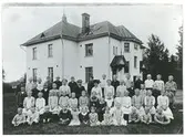 Skinnskatteberg sn, Skinnskattebergs kn, Bäcka skola.
Skolelever och lärare, 1911.