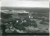 Skinnskatteberg sn, Skinnskattebergs kn, Skinnskattebergs samhälle.
Flygfoto över Skinnskattebergs samhälle, 1939.