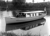 Motorbåten Oden i Kvismare kanal, en  man ombord.
A.P. Sjöholm