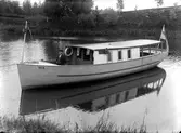 Motorbåten Oden i Kvismare kanal, en  man ombord.
A.P. Sjöholm