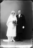 Ateljéporträtt - brudparet Söderström från Vigelsbo, Valö socken, Uppland 1926