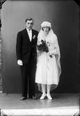 Ateljéporträtt - Brudparet Rosenius från Björsta, Harg socken, Uppland 1926
