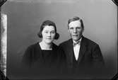 Ateljéporträtt - kvinna och Rickard Jansson från Harg socken, Uppland 1926