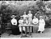 Grupporträtt i trädgården, Östhammar, Uppland