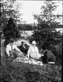 Picknick vid vattendrag, Östhammar, Uppland