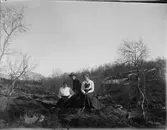 Josef Edhlund tillsammans med två kvinnor i fjällandskap, Boden