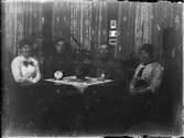 Josef Edhlund och en man i uniform tillsammans med två kvinnor vid ett bord, Östhammar