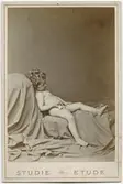 Aktstudie, naken flicka. Kabinettskort med förtryckt text: 