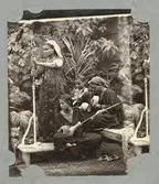 Kvinnor i orientaliska dräkter, troligen egyptiska, i trädgårdsmiljö. Nm inv.nr 139581:5