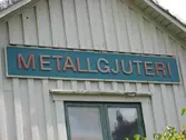 Mölndals Metallgjuteri vid Fredriksgatan i Trädgården, Mölndal. Skylt på husets gavel. Fotografiet är taget den 11/8 2008. Byggnadsdokumentation inför rivning.