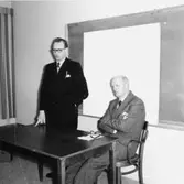 Kontrollör Helge Gudmundsson, Sundsvall (t.v.), berättade om postkontorets organisaton.