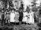 Skogsplantering eller sådd i Ormestaskogen.
Från vänster i främsta raden: Möller och pojken Karl Lindgren.
Bilden tagen troligen 1921.