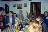 Söndagskaffe hos Hembygdsgillet på Långåker 1980-tal. Från vänster: 1 Lily Edvardsson, 2 Mary Ekman (1920 - 1988), 3 Greta? Schillerström (Marys väninna från Göteborg), 4 okänd, 5 Björn Ekman (1913 - 1992). Övriga okända.