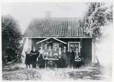 Sura sn, Surahammar kn, Lisjö.
Familjefoto framför bostadshus, 1921.