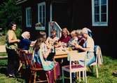 Hantverksdag utanför Långåker Hembygdsgård, 1980-tal. Från vänster: 1 (stående) Dagmar Svensson, Vommedal, 2 Mary Ekman, Vommedal, 4 Ingegerd Benkel, 7 Emy Johansson, Torrekulla. Övriga är okända.