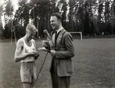 SM i gång på Värendsvallen, 1943.
Werner Hardmo segerintervjuas på plan efter sin vinst och sitt världsrekord.