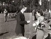 SM i gång på Värendsvallen, 1943.
Prisutdelning. May Bengtsson får pris och blommor.