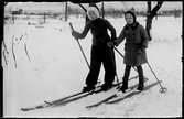 Två flickor åker skidor
