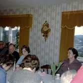 Avtackning av kokerskan Elsa Nilsson i Brattåshemmets matsal, maj 1979. Relaterat motiv: A1855.