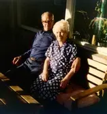 Skräddaren Per Pettersson (1896 - 1981) och sömmerskan Agnes Ekstedt (1898 - 1984) sitter på en parkbänk utanför Brattåshemmet våren 1979.