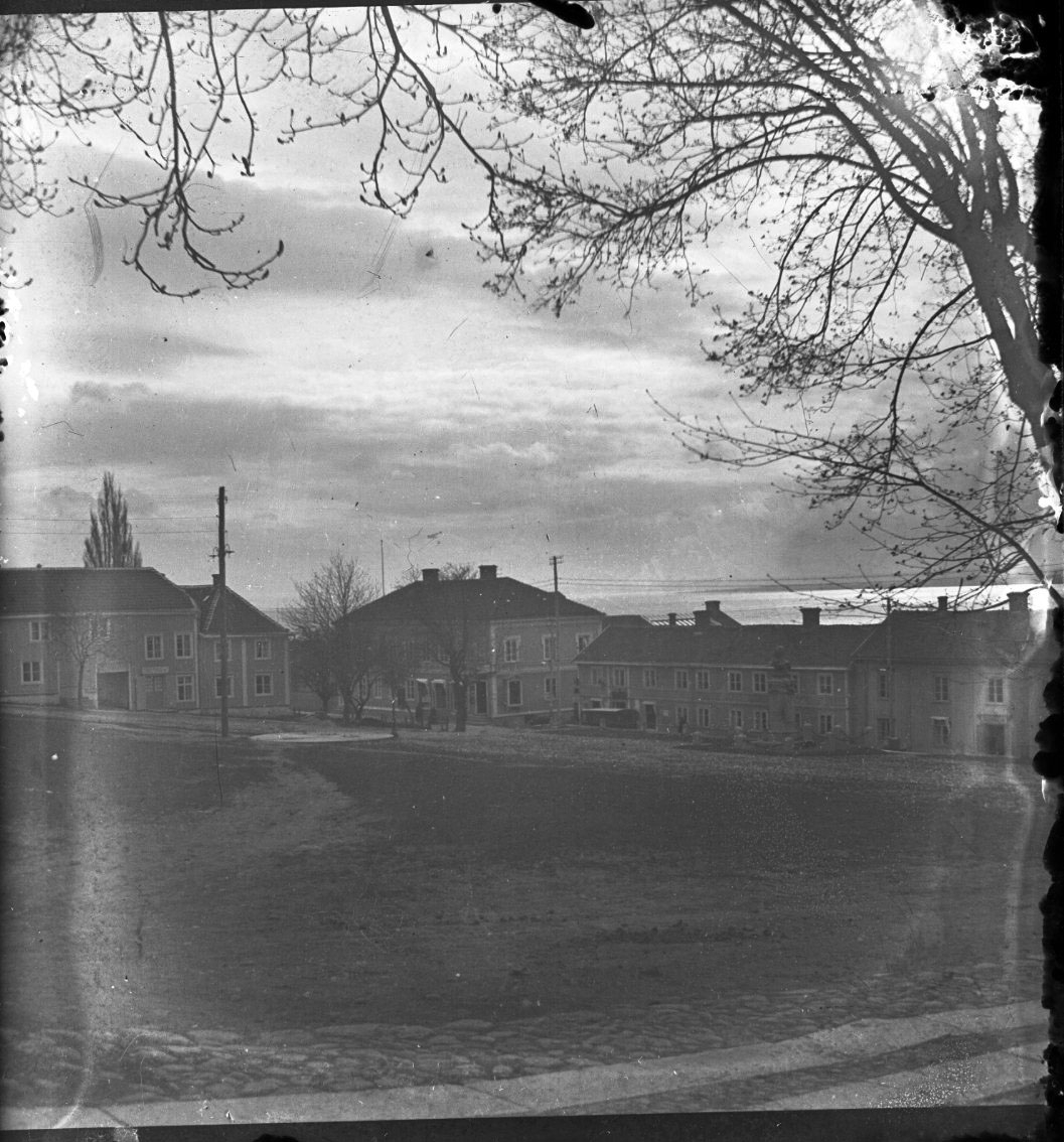 Unknown artist, Fotografi av Gränna torg från norr. Brahe-bysten syns i bild vid torgets nederkant.