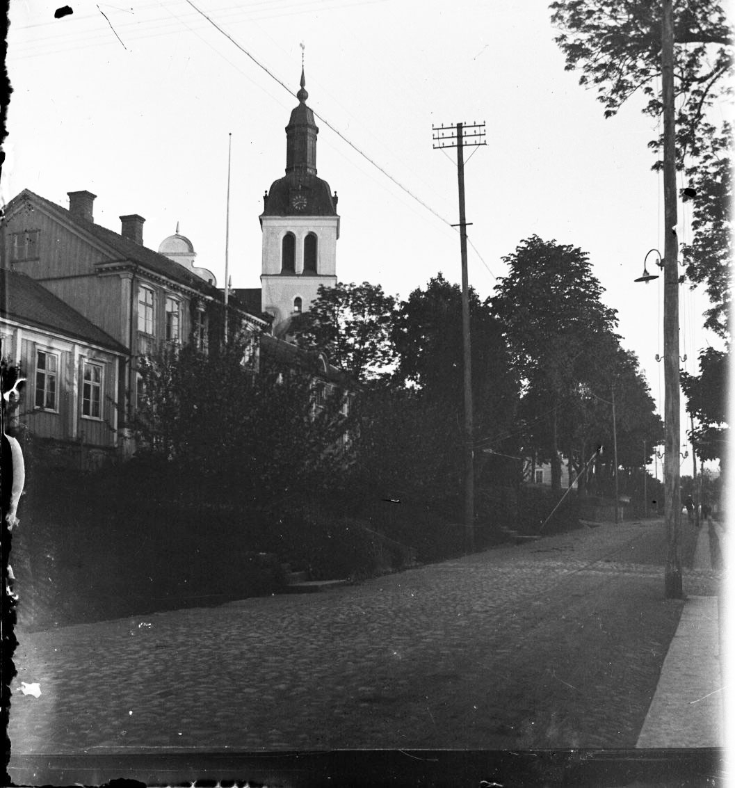 Unknown artist, Brahegatan towards the south. Nearest in picture on the left are seen, among other things, former Border Pedagogy. The cobblestone on the street and the sidewalk on the right have double rows of the mayor’s stone.