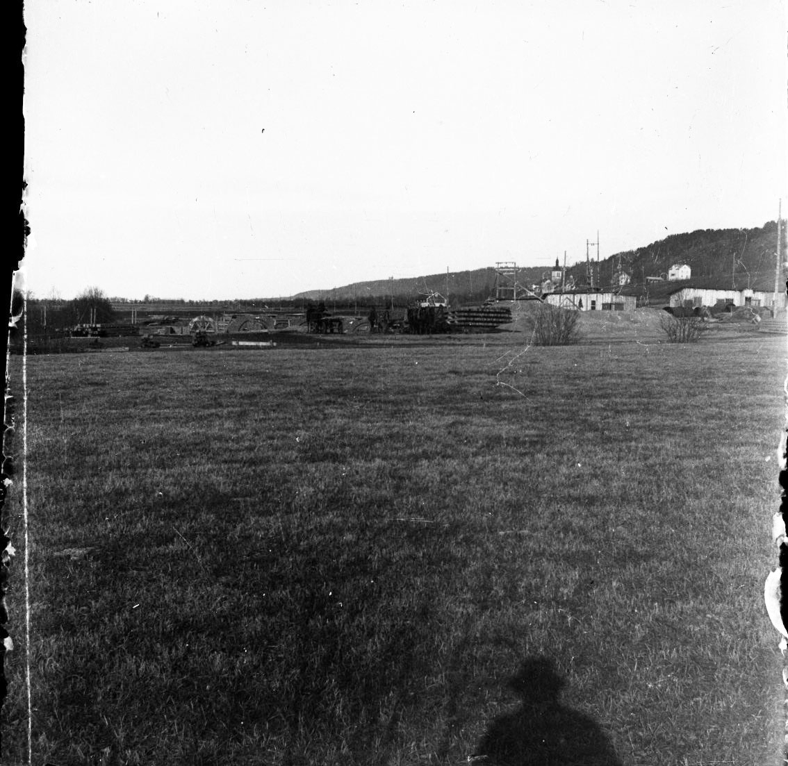 Unknown artist, From the deeds in the south towards the Boundary. Closest in picture possibly an ongoing construction work - Röttle power station? Further away in picture, the Boundary Church is visible. The photographer leaves his shadow in the bottom of the picture.
