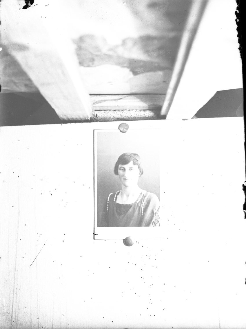 Unknown artist, Reprofotografi av kabinettsfotografi av okänd kvinna. Det sitter med häftstift på en vägg.