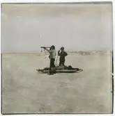 Löjtnanterna Bergendahl och Axel Blom spanar efter Snow Hill, 4 december 1903.