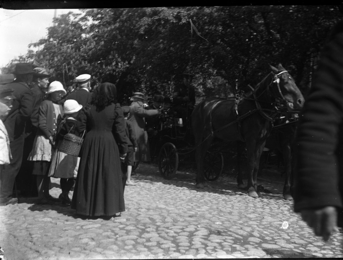 Unknown artist, Folk gathering around a horse and carriage, probably on Brahegatan. A man, possibly a county councilor Pettersson, probably steps on the wagon.