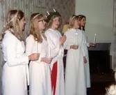 Luciatåg i Brattåshemmets matsal, december 1979. Namnuppgifter saknas. Relaterat motiv: A1888.