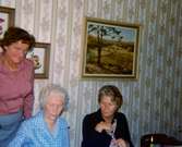 Anhörigträff på Brattåshemmet 1979. Från vänster ses Maj Britt Reimertz (anställt vårdbiträde), Agnes Ekstedt samt en kvinnlig släkting till Agnes.