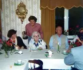 Anhörigträff på Brattåshemmet 1979.  Maj Britt Reimertz (anställt vårdbiträde) serverar kaffe.