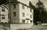 Gamla Riksvägen 3A i Kållered, okänt årtal. Gotthard Lagerström från Brännemaden i Fässberg byggde huset och öppnade afffär här på 1930-talet. Det blev senare Harry Karlssons speceriaffär och under 1970-talet Alenäs Radio-/TV-affär. År 2013 fanns där restaurang och catering.