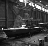 Torpedbåt
Lyft av torpedbåten T 50 i montagehallen