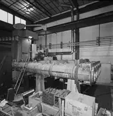 Personal i arbete vid arborrverket i maskinverkst.