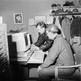 Personal i arbete med nya materialsystemet i förråd