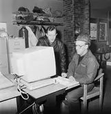 Personal i arbete med nya materialsystemet i förråd