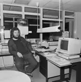 Personal i arbete med nya materialsystemet i förråd