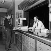 Personal i arbete med nya materialsystemet i förråd