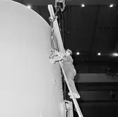 Personal i arbete vid transportparken (lyft av ubåtssektion)