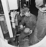 Arbetsbilder på Baltic Print i botten och maskinrum