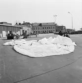 Personal i arbete å segelsömmarverkst.