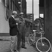 VD Hans Frisk överlämnar cykel till motionsvinnare