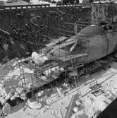 Arbetsställningar kring ubåt i docka