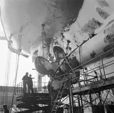 Lyft av roder och propeller isbrytaren Atle i Oscarsdockan