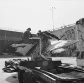 Lyft av roder och propeller till isbrytaren Atle